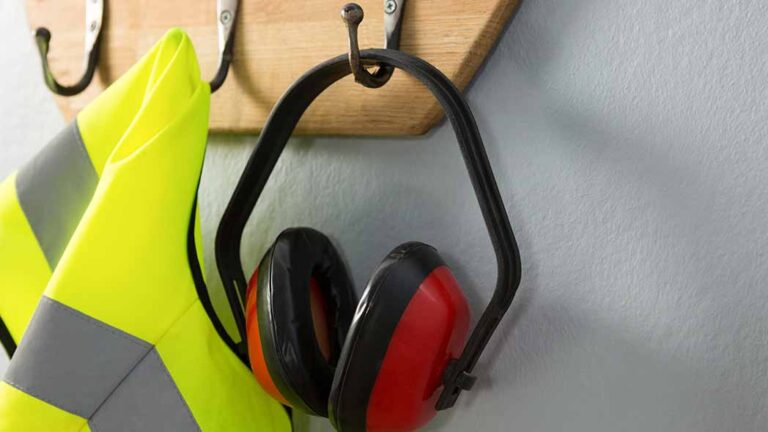 Visual depicting the impact of loud environments on hearing, highlighting risks of noise-induced hearing loss in the construction industry.